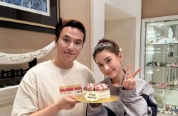吃瓜姐娱乐何超莲34岁生日和妈妈三太和姐姐一起过窦骁的发文耐人寻味