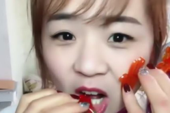 农村小姐姐吃弹珠糖,农村小姐姐的弹珠糖时光