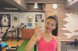 郭富城全家看赛马方媛贵气打扮微微隆起小腹暗示三胎实锤吃瓜少女带着全家吃瓜看戏