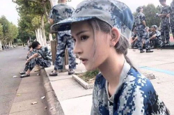 军训帅哥和小姐姐亲嘴,帅哥小姐姐深情相吻