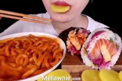 小姐姐吃寿司汤底,小姐姐的独特味蕾之旅